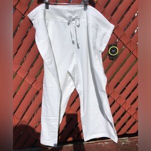 NWT white capris. Pull on. Drawstring tie.